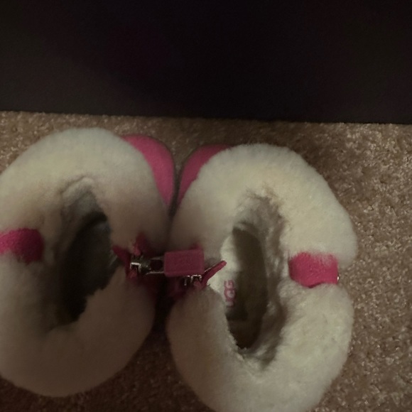 Size 4/5  pink baby Ugg boots - Picture 4 of 5